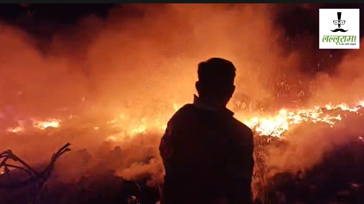 CG News : रिहायशी इलाके के कबाड़ी दुकान में लगी भीषण आग, लाखों का सामान जलकर खाक 