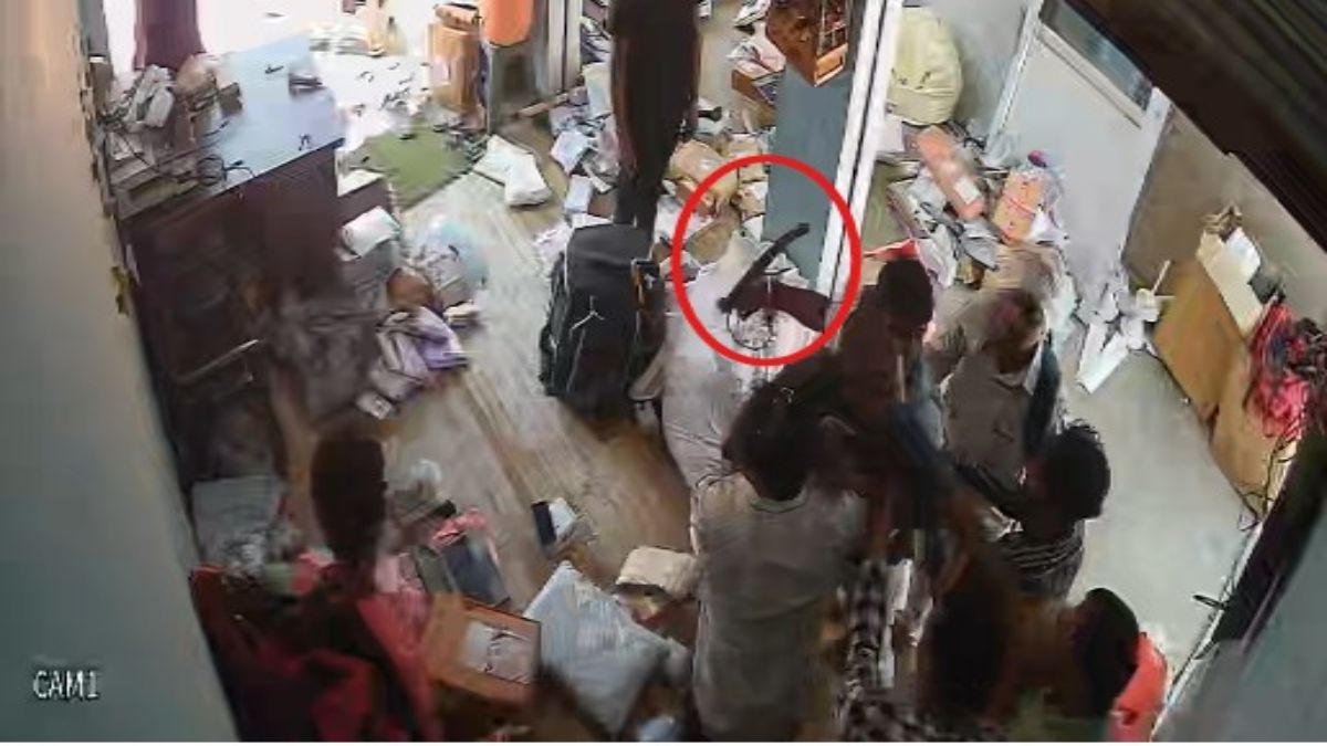 दबंगों की गुंडागर्दी: कोरियर ऑफिस में घुसकर कर्मचारी को बेल्ट से पीटा, CCTV में कैद हुई वारदात