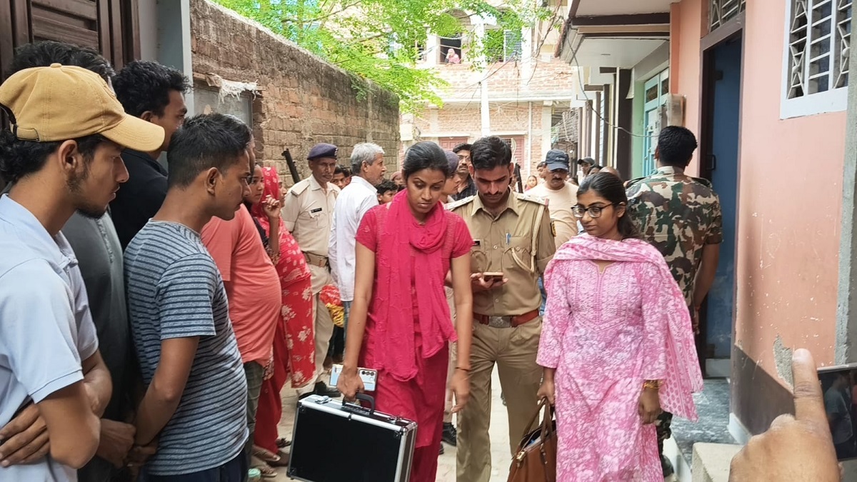 घर में घुसे नकाबपोश डकैतों का तांडव: महिला को बंधक बनाकर लाखों की लूट, CCTV में कैद हुई वारदात