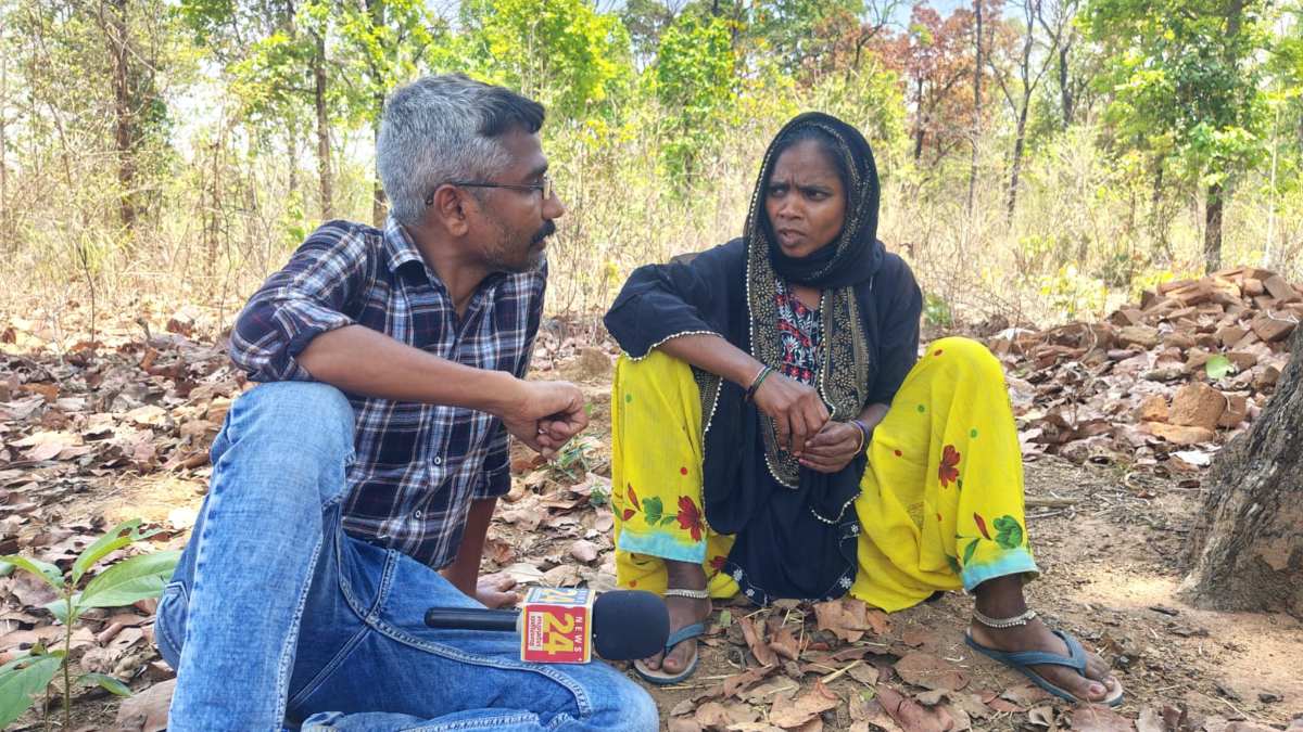 EXCLUSIVE: लल्लूराम डॉट कॉम के संवाददाता के साथ सरेंडर करने निकली नक्सली उर्मिला, कम उम्र में ही थाम ली थी बंदूक, देखिए क्या कहा…