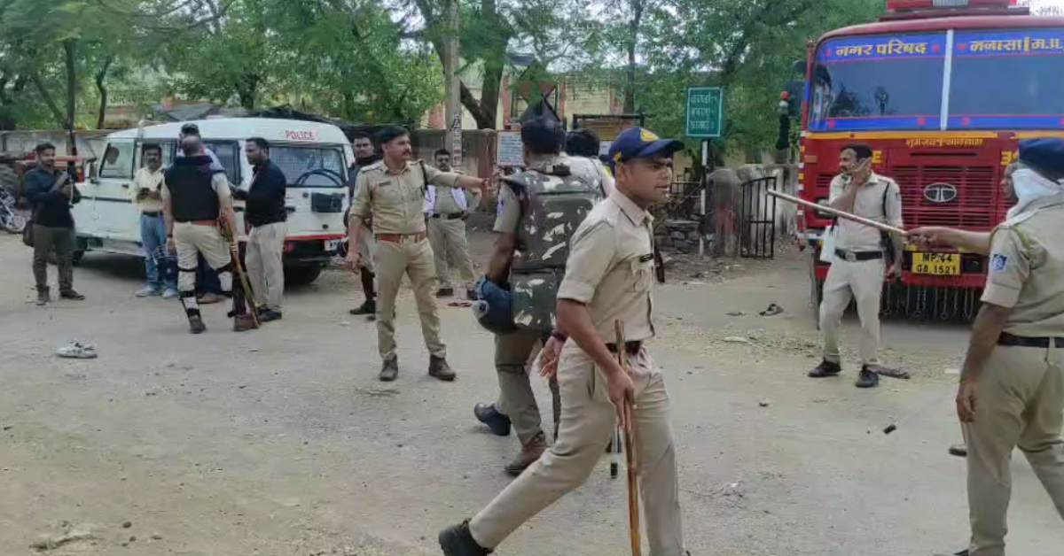 नीमच में नाबालिग से छेड़छाड़ पर बवाल: आरोपी का घर ढहाने की मांग, ग्रामीण ने पुलिस पर किया पथराव-लाठीचार्ज और आंसू गैस के गोले छोड़े