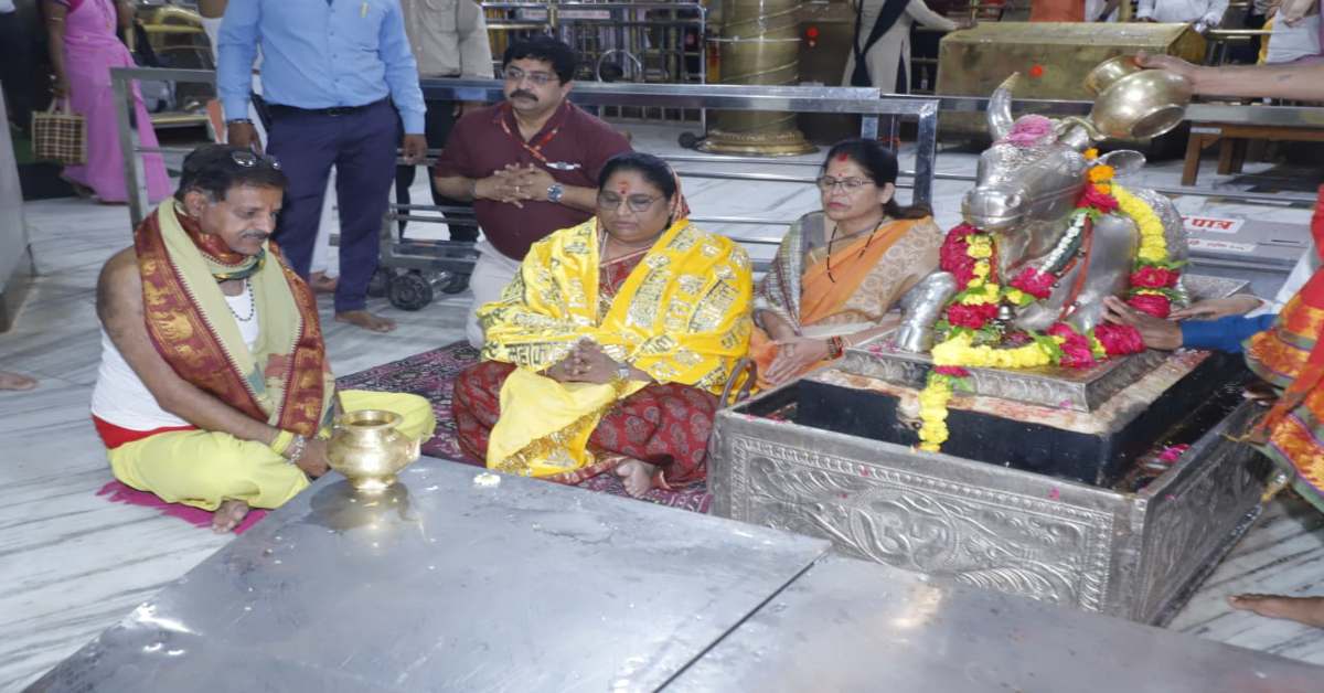 महाकाल के दर पर कैबिनेट मंत्री: निर्मला भूरिया भगवान श्री महाकालेश्वर का लिया आशीर्वाद, कहा- दर्शन कर ऐसा लगता है जैसे दूसरी दुनिया में पहुंच गए हो