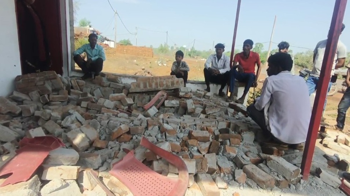 मौत बनकर गिरी दीवार: एक महिला की मौत, तीन लोग लड़ रहे जिंदगी और मौत की जंग