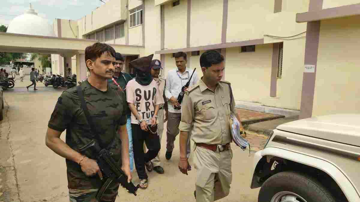 MP में फिरौती गैंग पर SIT का बड़ा एक्शन: लॉरेंस बिश्नोई गैंग का गुर्गा प्रदीप शुक्ला मुरैना से गिरफ्तार, नेटवर्क खंगाल रही एजेंसी  