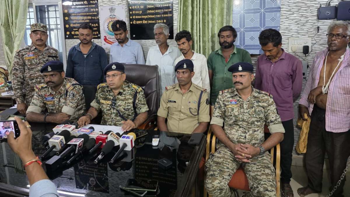 जमीन विवाद में युवक की हत्या: पुलिस ने 7 आरोपियों को किया गिरफ्तार, वारदात में इस्तेमाल 3 कुल्हाड़ी और लोहे का पाईप किया बरामद