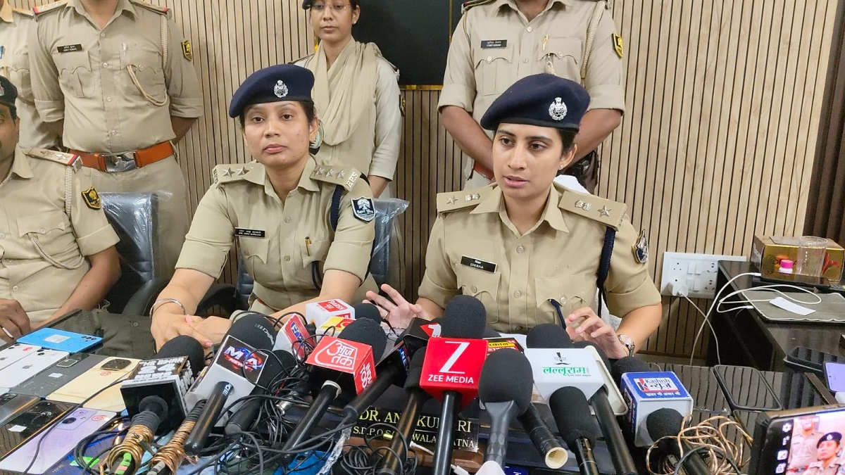 पटना पुलिस को मिली बड़ी सफलता: 55 मोबाइल के साथ 4 शातिर गिरफ्तार, नेपाल तक फैला था नेटवर्क