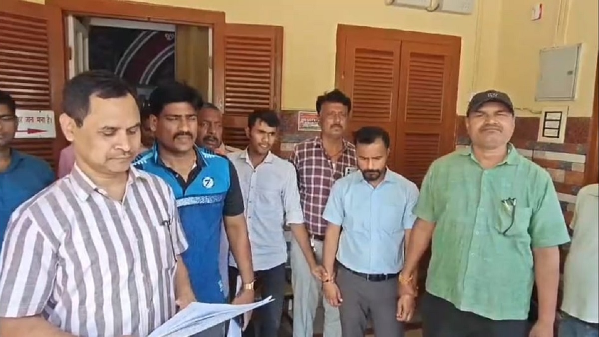 मुंगेर में 1.70 लाख का घूस लेते हुए रंगे हाथ गिरफ्तार हुआ आयुक्त का पेशकार, सरकारी जमीन को सरकारी घोषित करने के लिए मांगी थी 5 लाख की रिश्वत