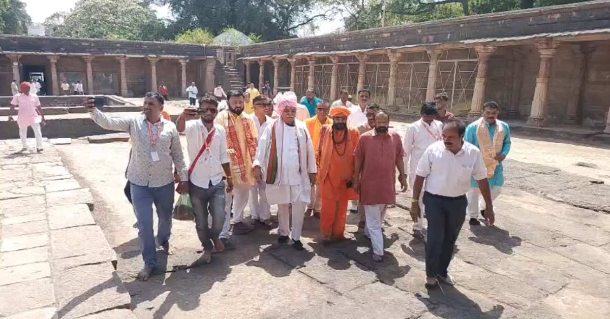 भोजशाला परिसर में प्रवीण तोगड़िया: मां वाग्देवी के दर्शन के बाद हिन्दू चिन्ह को देखा, कहा- धर्म के लिए भगवान श्री कृष्ण का बेटा मध्य प्रदेश में शासन कर रहा है, मुसलमानों से पूछे ये सवाल