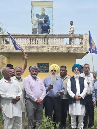 आंबेडकर साहब की मूर्ति से तोड़फोड़, होशियारपुर में भड़का आक्रोश