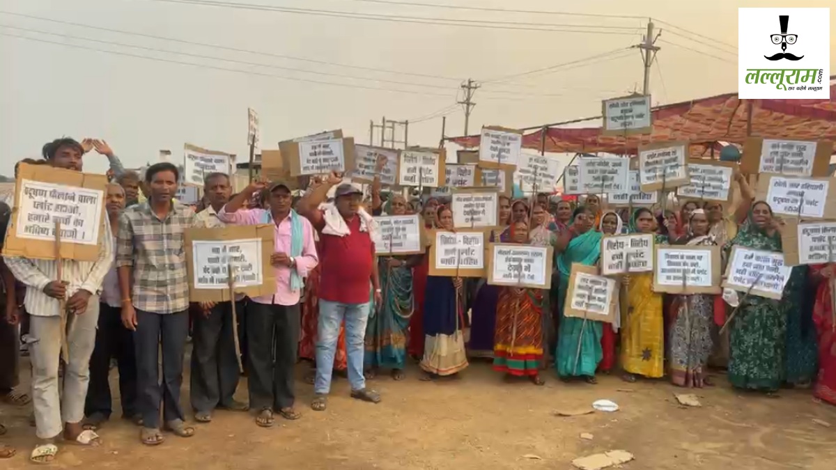 बगैर NOC के अग्रसेन स्टील प्लांट स्थापित करने का आरोप, विरोध में भूख हड़ताल पर बैठे ग्रामीण