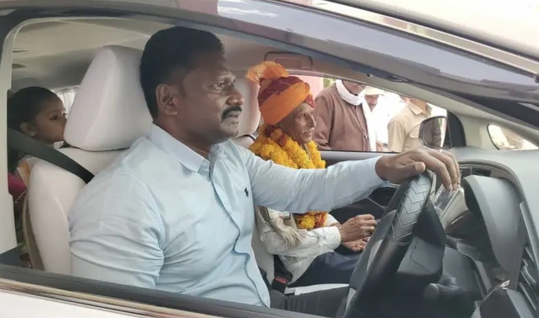 ड्राइवर के ‘सारथी’ बने IAS: रिटायरमेंट पर खुद गाड़ी चलाकर छोड़ा घर, भावुक कर देगा विदाई का ये Video