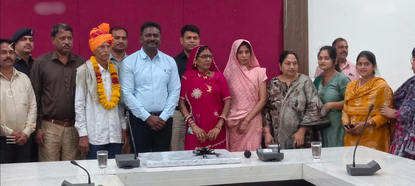 ड्राइवर के रिटायरमेंट पर ‘सारथी’ बने IAS: खुद गाड़ी चलाकर सम्मान के साथ छोड़ा घर, भावुक कर देगा विदाई का ये Video