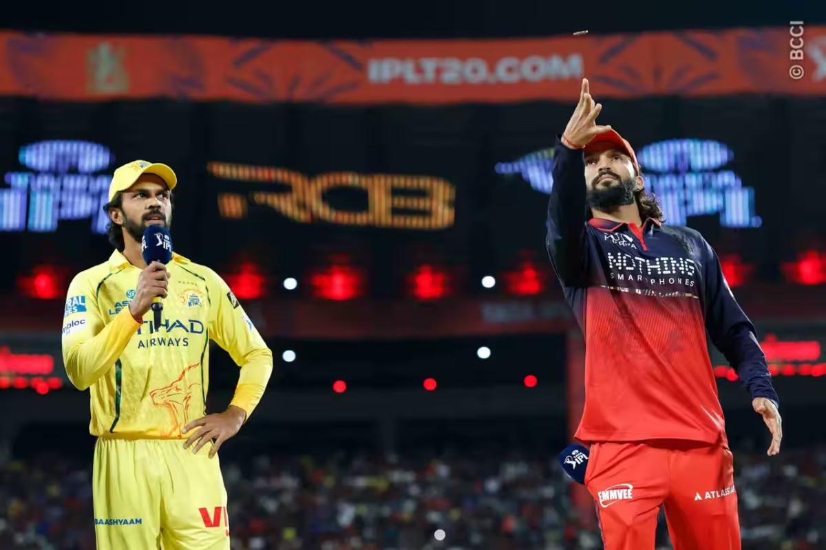 RCB vs CSK IPL 2026: चेन्नई सुपर किंग्स ने रॉयल चैलेंजर्स बेंगलुरु के खिलाफ जीता टॉस, पहले गेंदबाजी का किया फैसला, देखें एम. चिन्नास्वामी की पिच रिपोर्ट और दोनों टीमों की प्लेइंग 11 समेत मैच से जुड़ी सभी जरूरी अपडेट्स