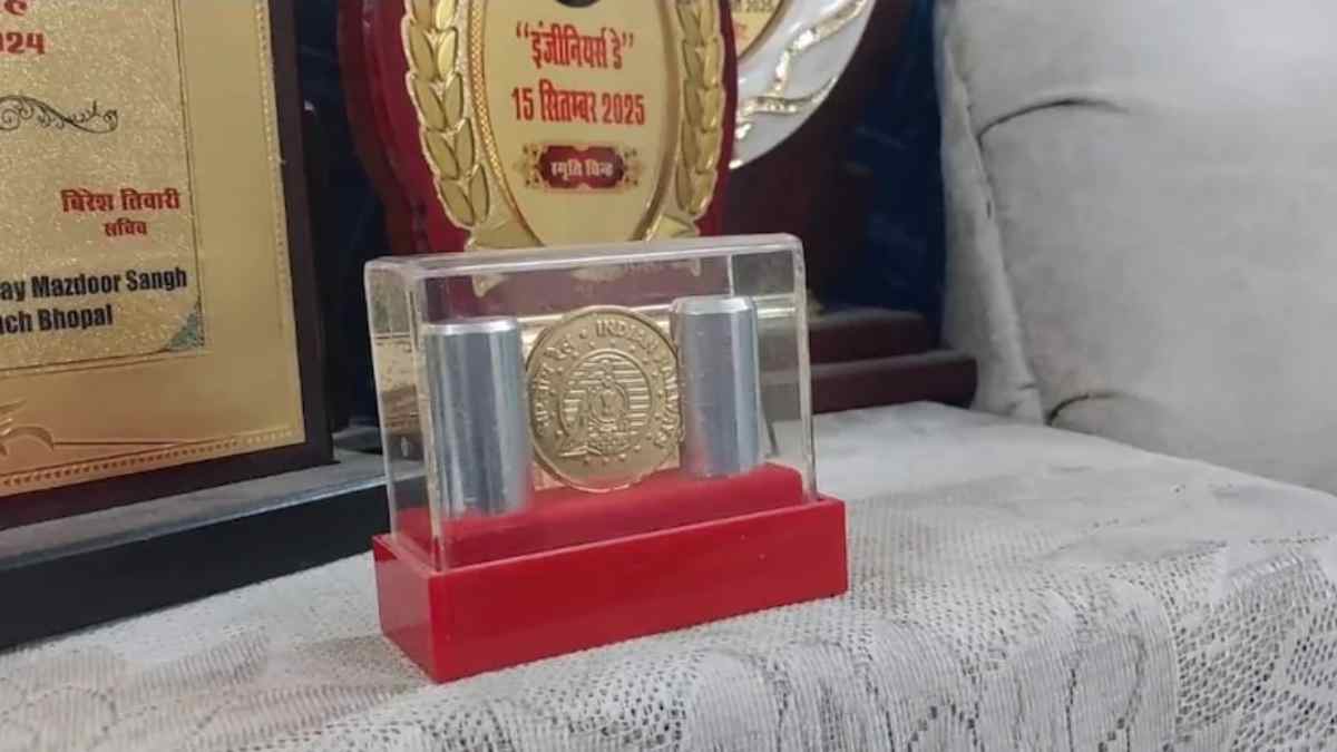 रेलवे सिल्वर मेडल घोटाला: CBI ने दर्ज की FIR, रिटायरमेंट पर अफसरों को चांदी बताकर थमाए थे तांबे के सिक्के