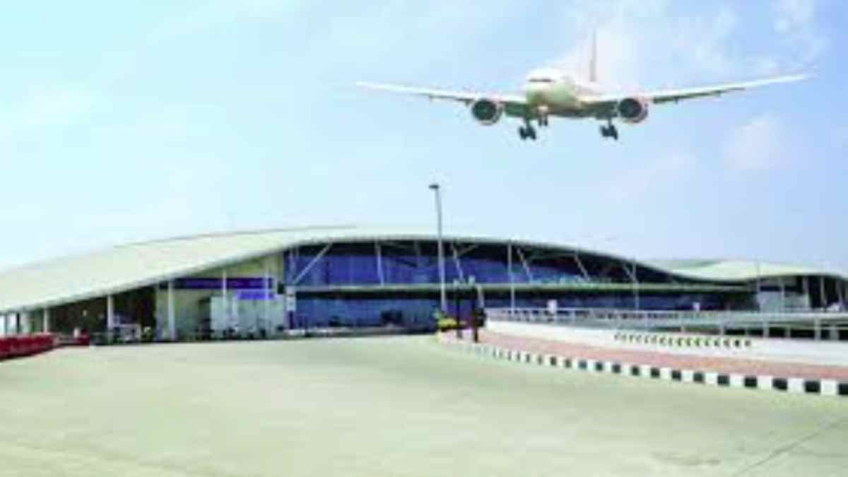 रनवे पर दौड़ रही फ्लाइट की मेडिकल इमरजेंसी, अचानक रोका टेक ऑफ, मची अफरा-तफरी