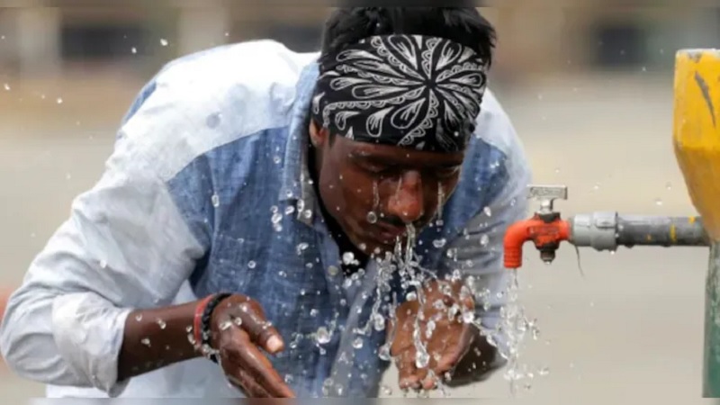 Rajasthan Heatwave Alert: राजस्थान में आसमान से बरस रही आग, बाड़मेर में पारा 45 पार, जानें आपके शहर में कब होगी बारिश