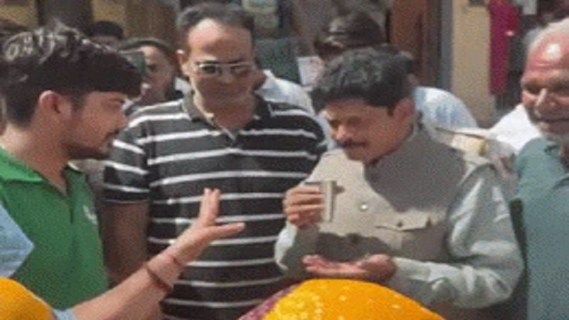 जयपुर के VIP इलाके में फूटा गुस्सा; साहब! आप ही पीकर देखो ये पानी, जब सीवेज वाला गिलास लेकर विधायक के सामने आई महिलाएं