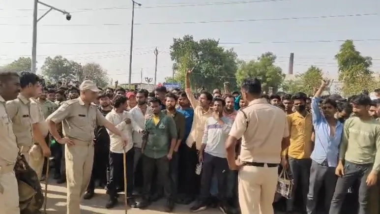 Rajasthan News: भिवाड़ी की सड़कों पर उतरे मजदूर, 12 घंटे की शिफ्ट और कम सैलरी पर मचा बवाल, फैक्ट्रियों में काम ठप