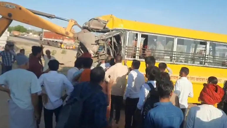 बाड़मेर हाईवे पर मातम: स्कूल बस को ट्रक ने पीछे से रौंदा, एक मासूम ने तोड़ा दम, 20 बच्चे खून से लथपथ