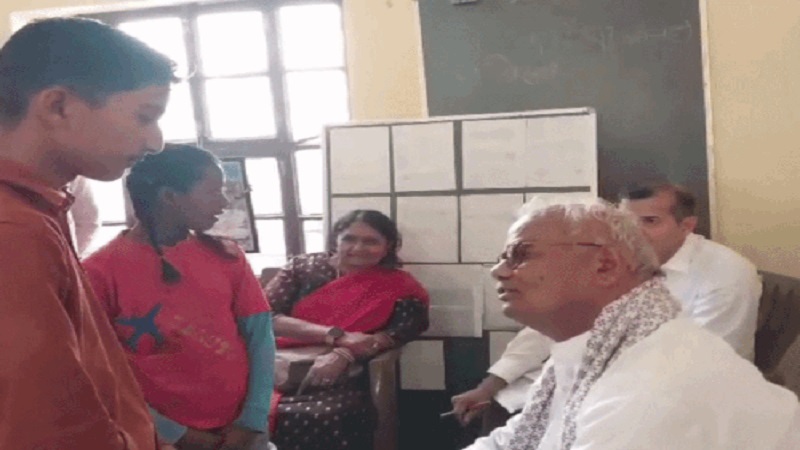 श्रीगंगानगर में स्कूल से गायब मिले प्रिंसिपल, 8वीं का छात्र नहीं दे पाया साधारण से सवाल का जवाब, हैरान मंत्री बोले- ये कैसी पढ़ाई?