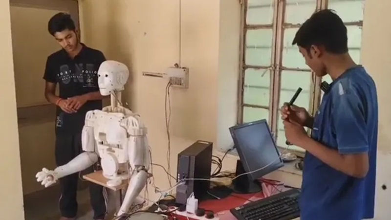 राजस्थान के 9वीं और 11वीं के छात्रों ने बना डाला बात करने वाला AI रोबोट, फीचर्स देख इंजीनियर भी हैरान