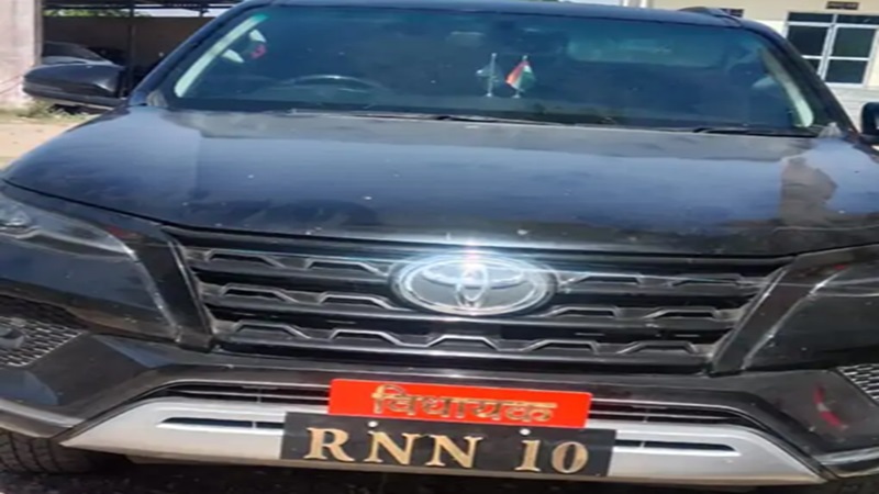 Jaipur News: जयपुर में भारी पड़ गया विधायक का फर्जी रौब: बीच सड़क जब्त हुई कार, ड्राइवर बोला- 20 हजार ले लो पर छोड़ दो