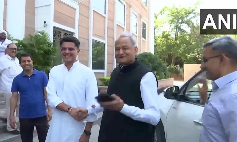 Rajasthan News: राजस्थान की सियासत में बड़ा धमाका! दिल्ली में पिघली गहलोत-पायलट के बीच की बर्फ, एक हंसी ने बदल दिए सारे समीकरण?