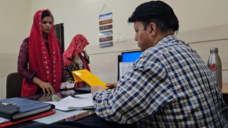 साहब! मेहमान भूखे रह जाएंगे… हाथों में मेहंदी और शादी का कार्ड लेकर कलेक्टर ऑफिस पहुंचीं दो बहनें