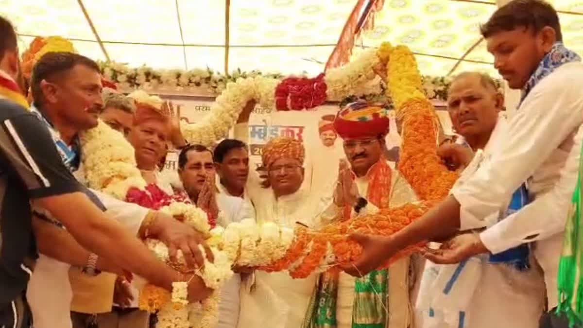 Rajasthan News: दौसा विधायक के तीखे सवाल; समाज के लोगों पर ही हमले क्यों? डिप्टी सीएम प्रेमचंद बैरवा ने करौली SP की तारीफ कर दिया सुरक्षा का भरोसा