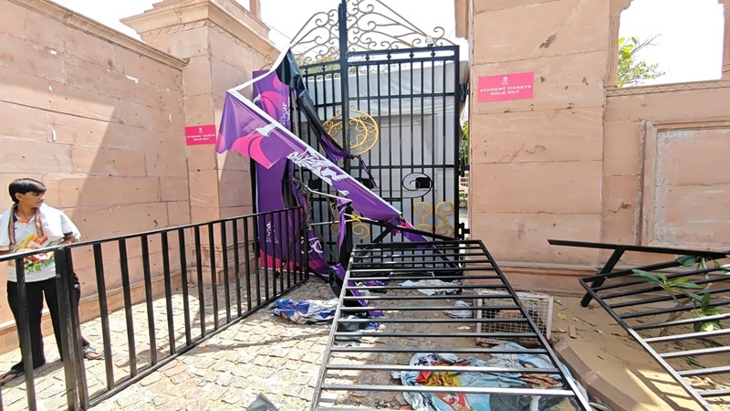 राजस्थान रॉयल्स के मैच से पहले जयपुर में हंगामा: 500 रुपये वाली टिकट पर मची रार, बैरिकेड्स तोड़े, पुलिस ने भांजी लाठियां