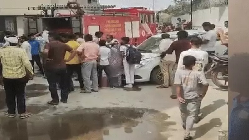 Jaipur News: जयपुर के अपार्टमेंट में भीषण आग, सीढ़ियों पर बेहोश पड़ा था युवक, पुलिसकर्मी ने कंधे पर लादकर बचाई जान!