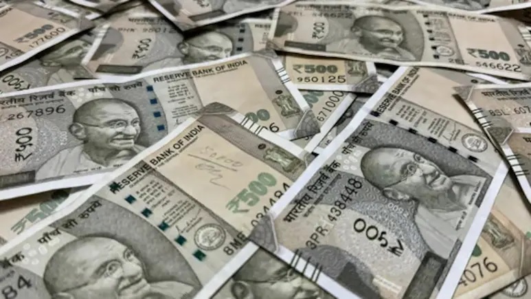 सिरोही में ACB का बड़ा धमाका: लेबर विभाग के साहब की कार में मिला नोटों से भरा बैग, जूनियर असिस्टेंट के साथ मिलकर वसूली का खेल?