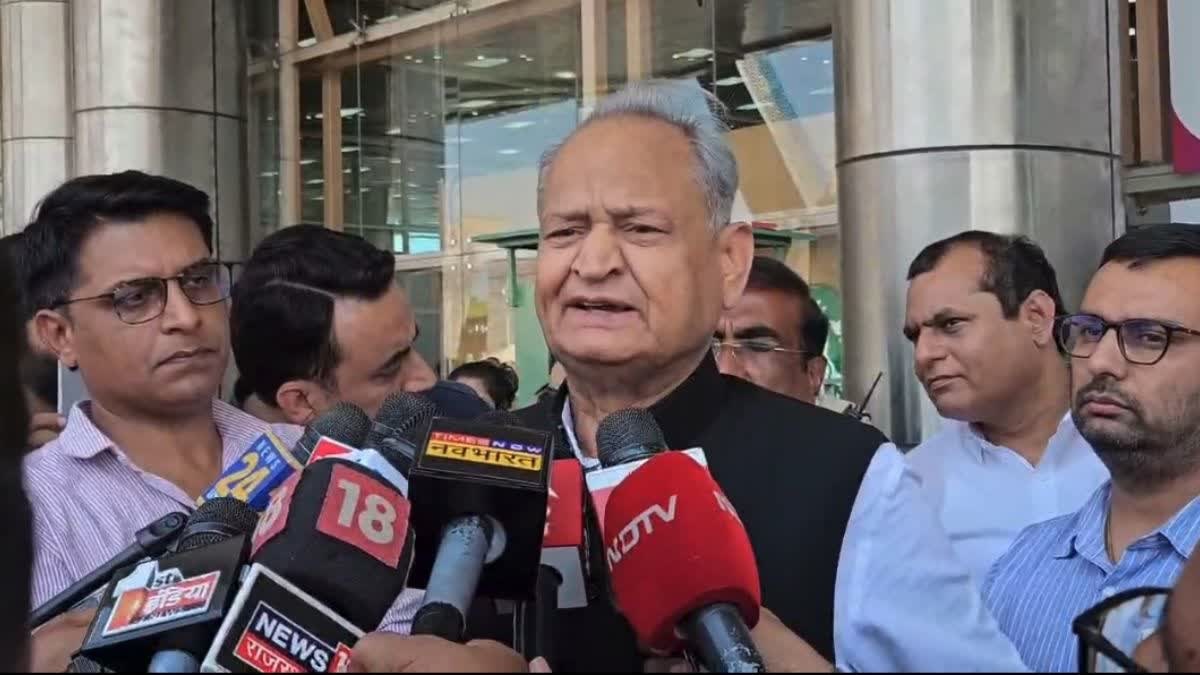 बेटियों को दिए जा रहे घटिया सेनेटरी नैपकिन, गहलोत ने भाजपा सरकार पर लगाया भारी भ्रष्टाचार का आरोप