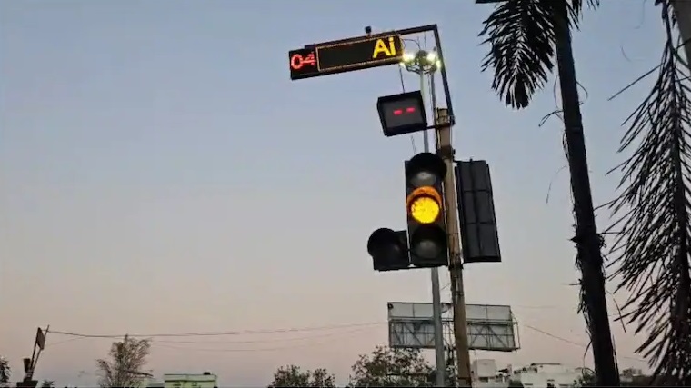 AI Traffic Light Udaipur: उदयपुर में देश का सबसे स्मार्ट सिग्नल! अब भीड़ देखकर खुद हरी होगी लाइट, नियम तोड़ने पर कटेगा चालान