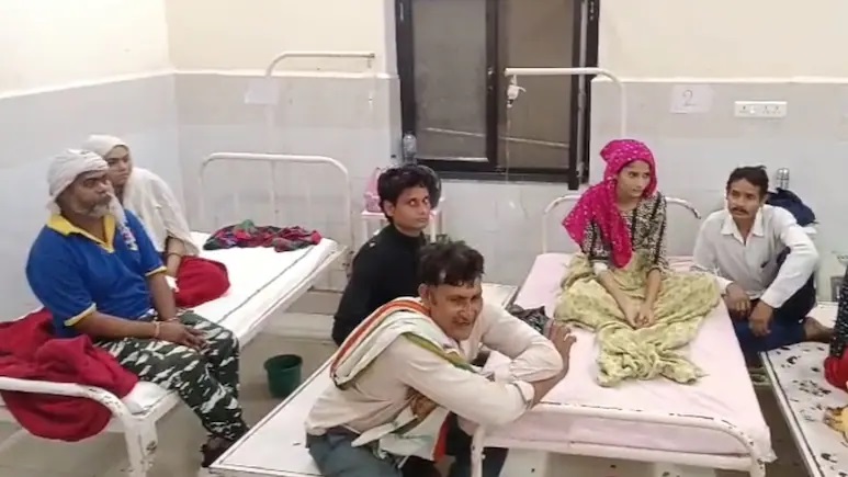Alwar Hospital Alert: राजस्थान के सरकारी अस्पताल में मरीजों की खिचड़ी में निकले कीड़े, मचा हड़कंप