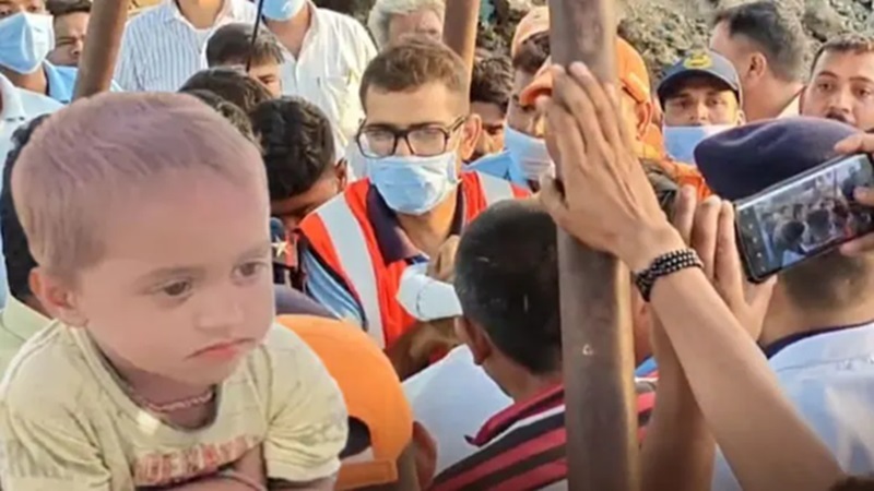 Rajasthan News: पाली के परिवार पर टूटा दुखों का पहाड़: उज्जैन में 23 घंटे बाद बोरवेल से निकला मासूम भागीरथ का शव, मां के सामने ही समा गया था काल के गाल में