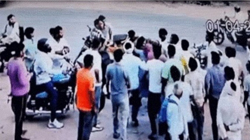 Rajasthan News: सिर्फ साइड मांगने पर गर्भवती महिला को सरेराह पीटा, सड़क पर तड़पती रही पीड़िता; रूह कंपा देने वाला Video वायरल