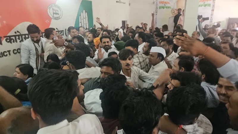 Kota Congress News: कोटा में कांग्रेसियों के बीच चले लात-घूंसे, प्रहलाद गुंजल का नाम नहीं लिया तो भड़के कार्यकर्ता, धारीवाल गुट से भिड़ंत