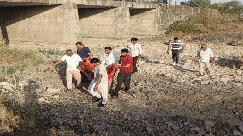 झालावाड़ में कोहराम: पिड़ावा की पुलिया से नीचे गिरी बाइक, एक की तड़प-तड़प कर मौत, MP के रहने वाले थे दोनों साढ़ू