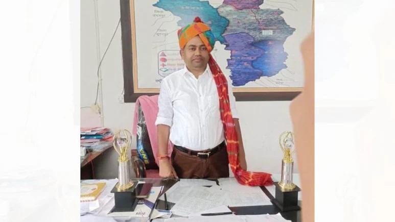 प्रतापगढ़ CMHO डॉ. जीवराज मीणा फिर APO: मंत्री के रिश्तेदार पर अवैध वसूली का आरोप