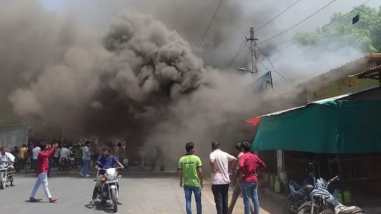 Rajasthan News: रावतभाटा में भीषण आग का तांडव: मार्केट में एक के बाद एक कई धमाके, मलबे में तब्दील हुई दुकान; मची भगदड़
