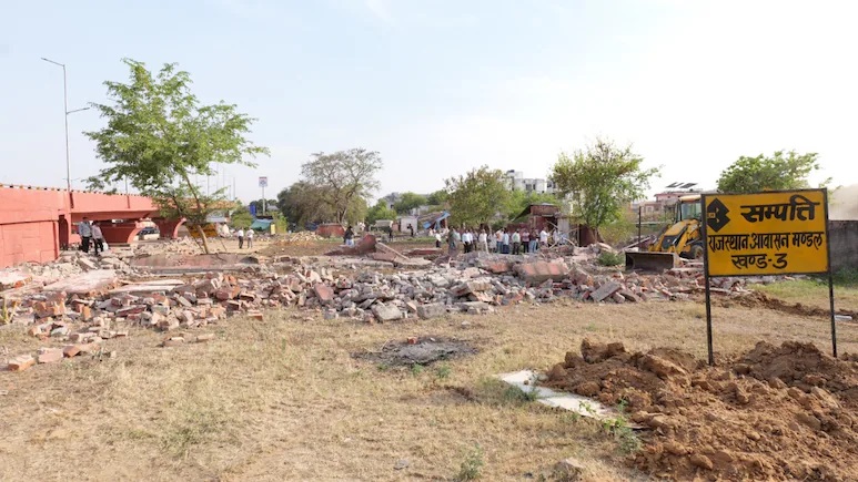 जयपुर में भारी बवाल: ₹2200 करोड़ की जमीन खाली कराने पहुंची टीम पर पत्थरबाजी, महिलाओं ने घेरी जेसीबी मशीनें