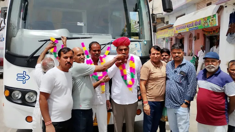 Rajasthan News: आजादी के बाद पहली बार खौड़ से जोधपुर-उदयपुर के बीच दौड़ी रोडवेज बस, ग्रामीणों ने ढोल-धमाकों से किया स्वागत