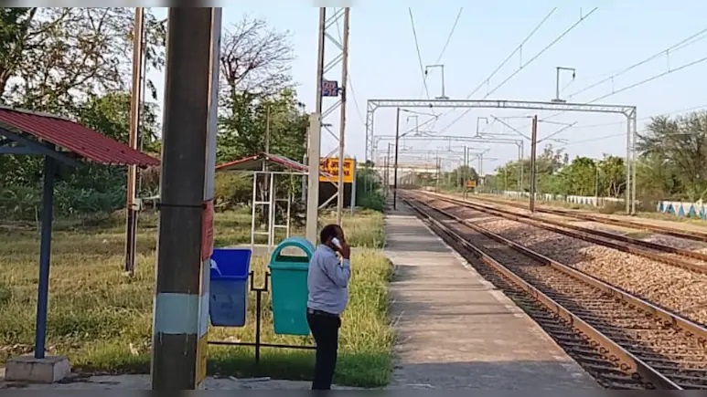 Rajasthan News: Facebook पर सुसाइड पोस्ट डालते ही एक्शन में SP: रेलवे ट्रैक पर पहुंची पुलिस तो घर भागा युवक