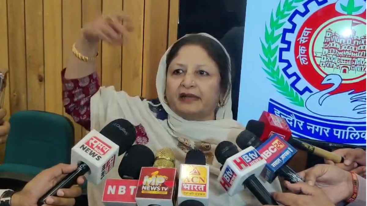 वंदे मातरम विवाद: पार्षद रुबीना के फिर बिगड़े बोल, कहा- मिटटी खोदोगे तो हम ही मिलेंगे, इन्हें तो गंगा में बहा देते हैं