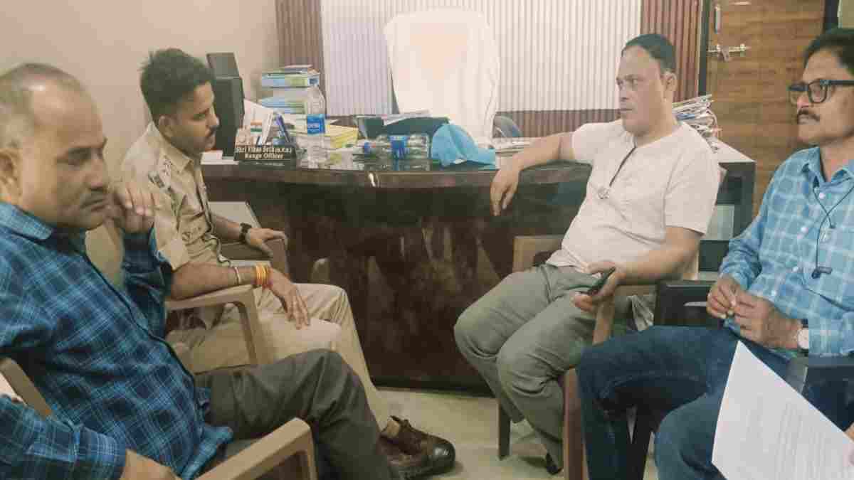 50 हजार की रिश्वत लेते रेंजर और बाबू रंगे हाथ गिरफ्तार: लकड़ी के परिवहन के लिए किसान मांगी थी 1 लाख की घूस, लोकायुक्त ने की कार्रवाई 