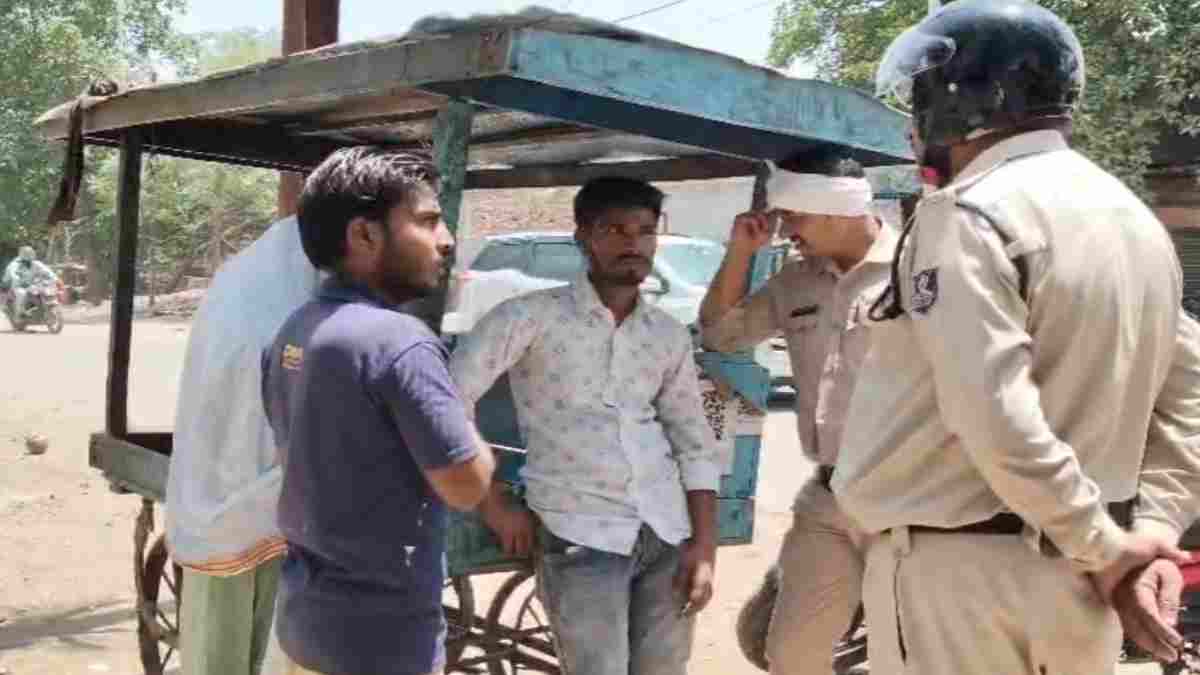 बीच सड़क ‘लव ट्राएंगल’ का विस्फोट: पति ने पत्नी और प्रेमी को रंगे हाथ पकड़ा, घंटों चला हाई वोल्टेज ड्रामा 