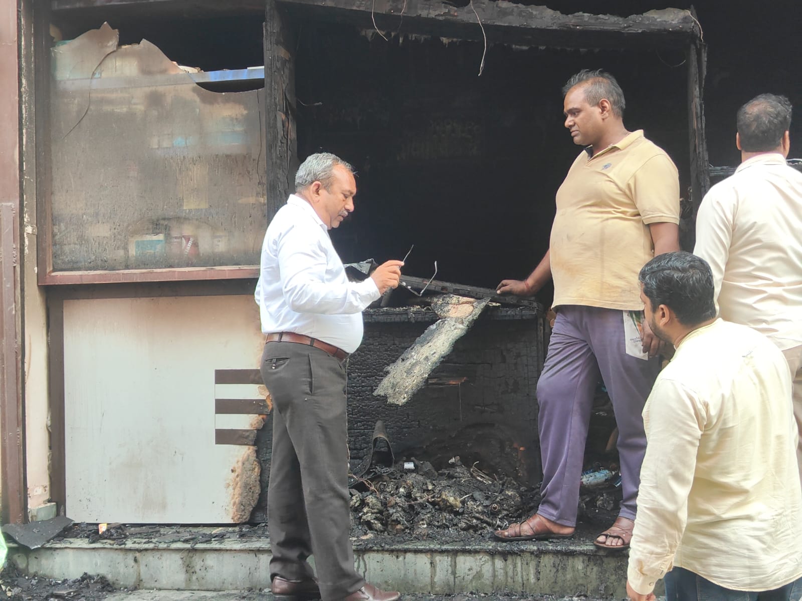 सोनीपत में सुबह-सुबह आग का कहर: ज्वलनशील सामान से भड़की लपटें, छत का हिस्सा गिरा, आसपास के दुकानदारों में दहशत