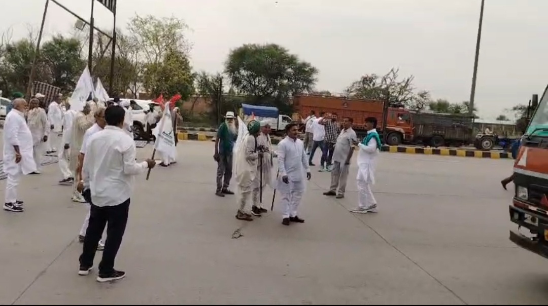 पानीपत-रोहतक हाईवे पर किसानों का प्रदर्शन, पुलिस के साथ तीखी नोकझोंक के बाद धरना शुरू