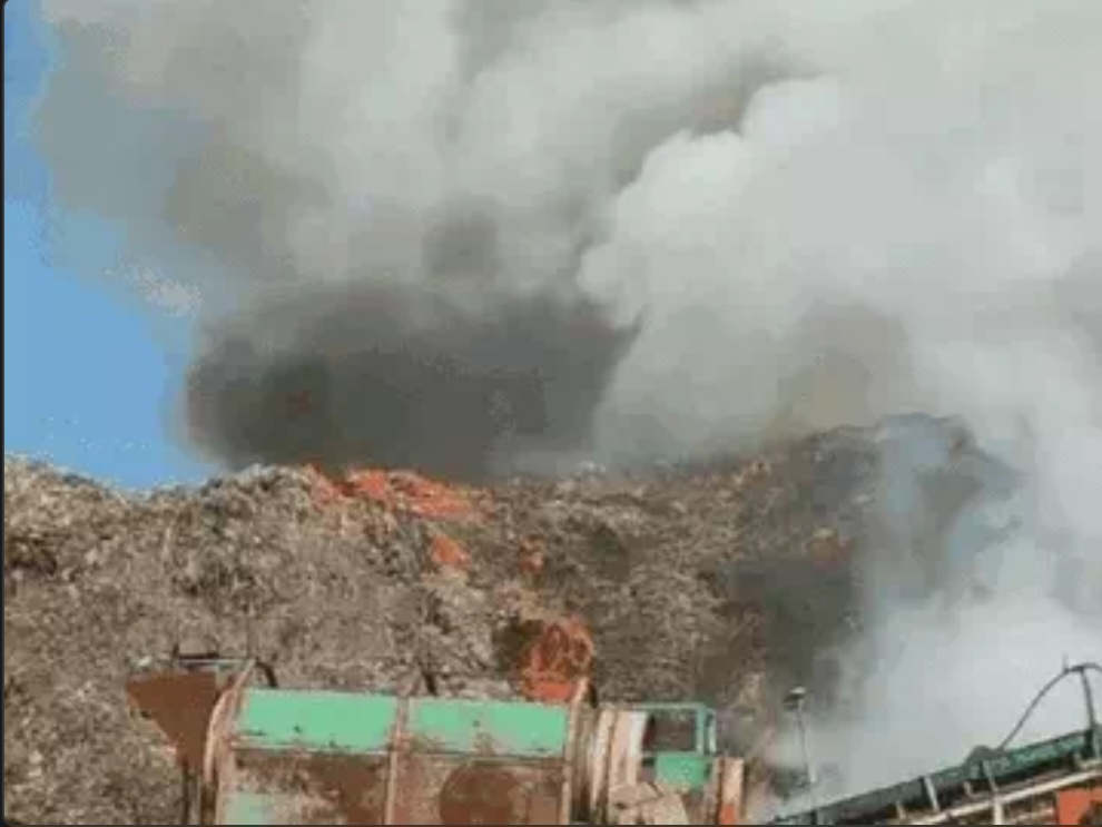 गुरुग्राम: बंधवाड़ी लैंडफिल साइट के कूड़े के ढेर में लगी भीषण आग, धू-धू कर जला खत्ता